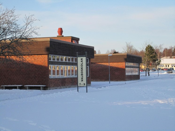 Valboskolan med snö på backen