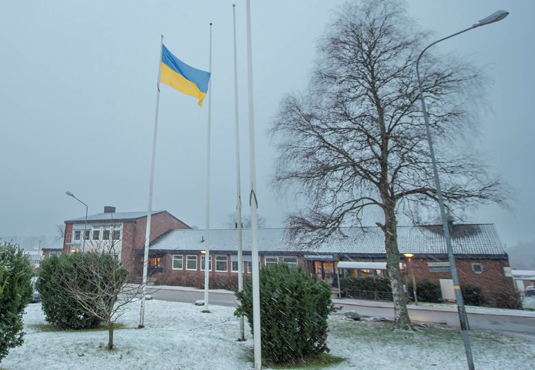 Ukrainas flagga framför Färgelanda kommunkontor