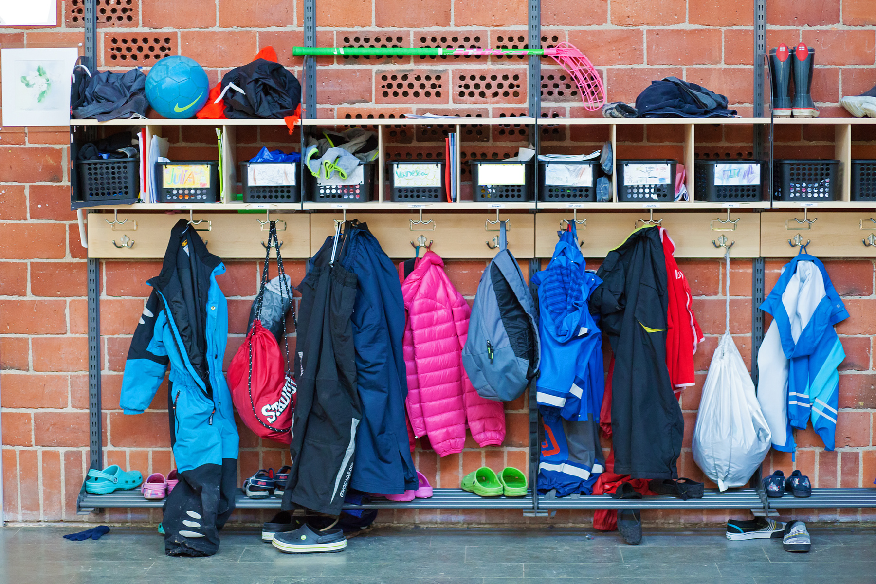 Mp19581463 Kladhangare Och Forvaringsplatser I Skola