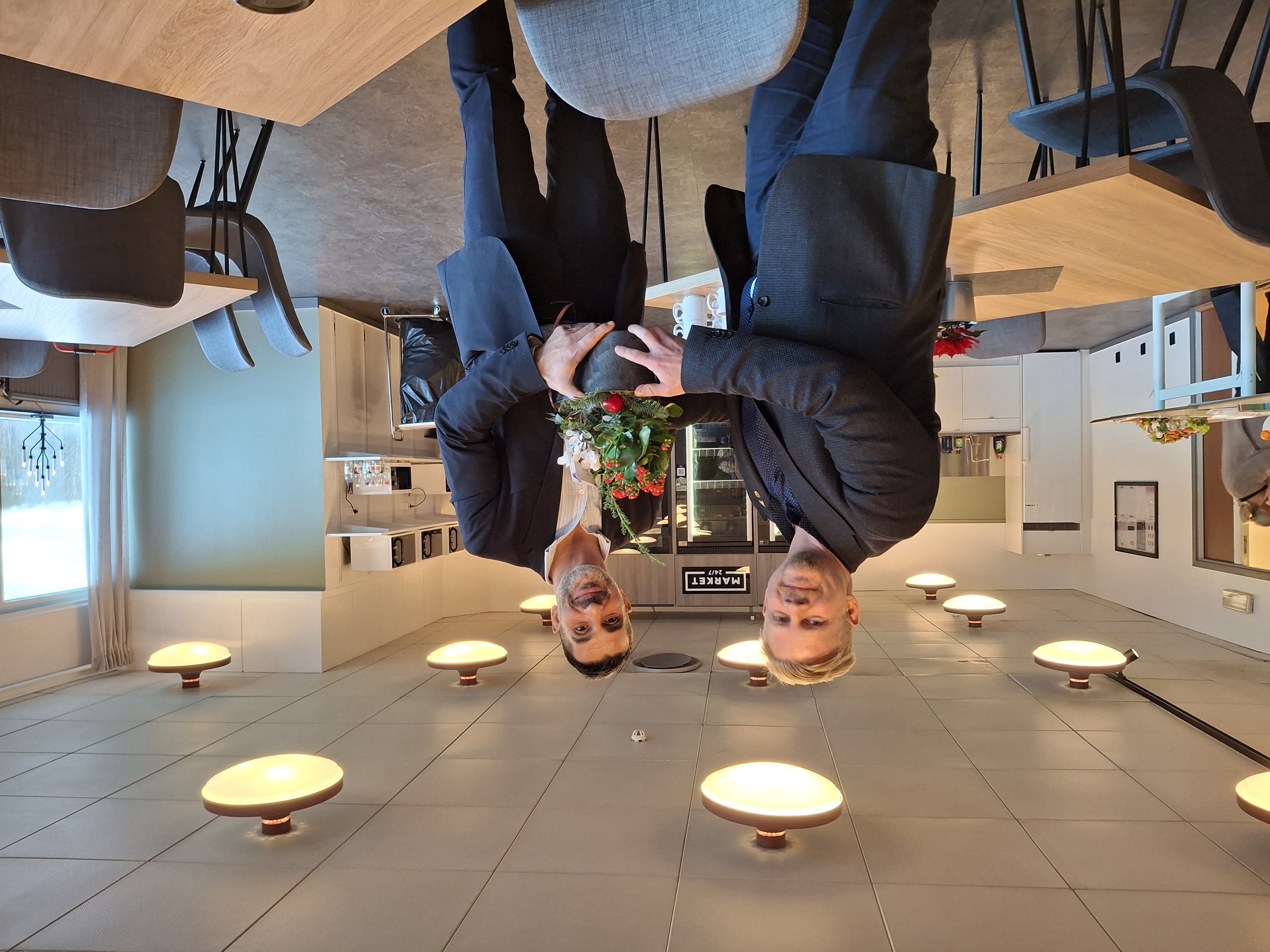 KSO lämnar över en blomma 